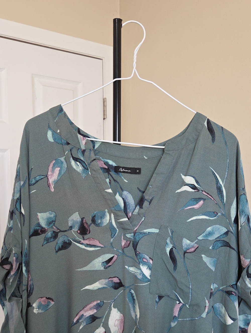 Reitmans Plus Size  Sage Green Floral V-Neck Tunic - Picture 2 of 7